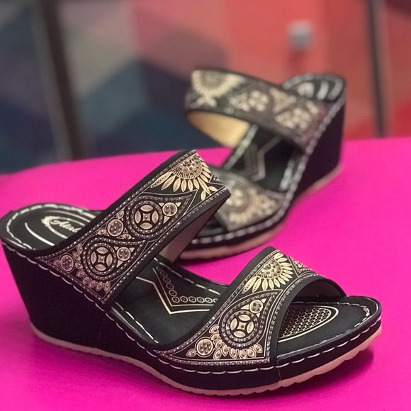 Restocked Italina Black Floral Embroidered Peep Toe Chunky Platform Heel Sandal - Picture 7 of 11